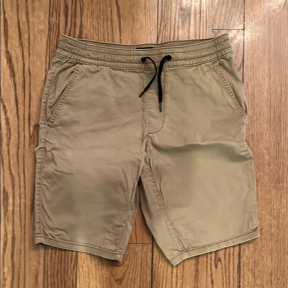 Hollister 9” men’s medium tan khaki jogger shorts